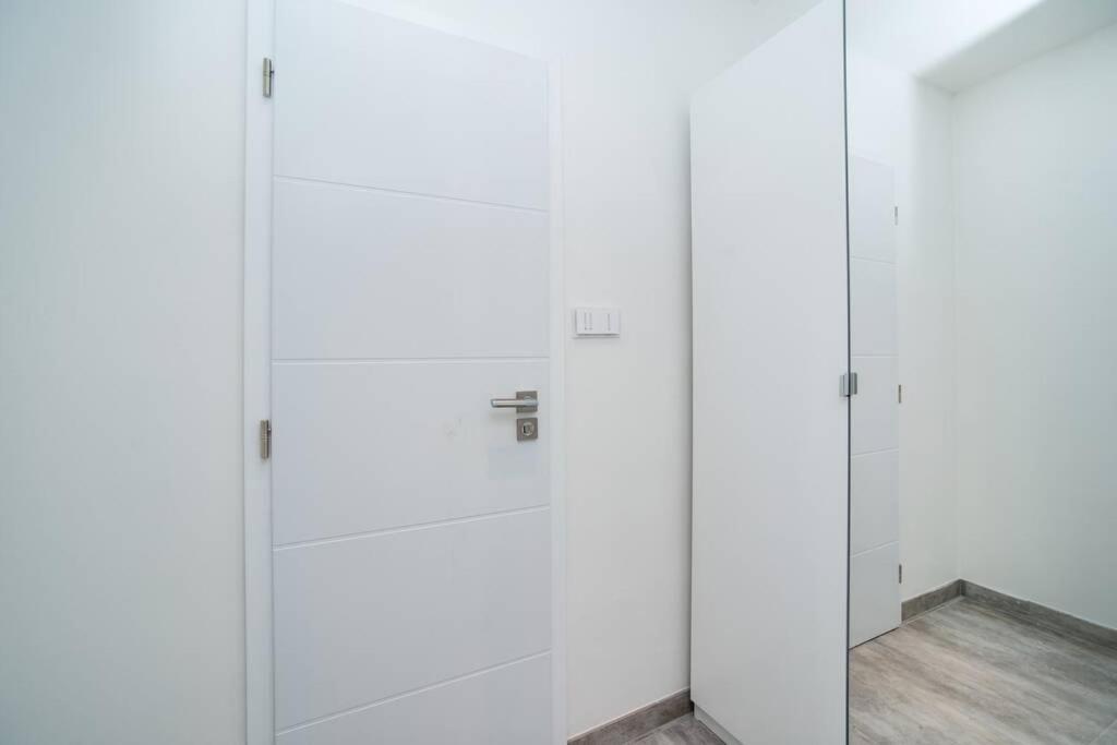 Old Town 1 Bedroom Oasis With Ac And Double Shower Prága Kültér fotó